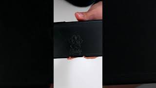 Grabado en plástico con láser IR 1064 Pixi | Tutorial fácil en estuche negro