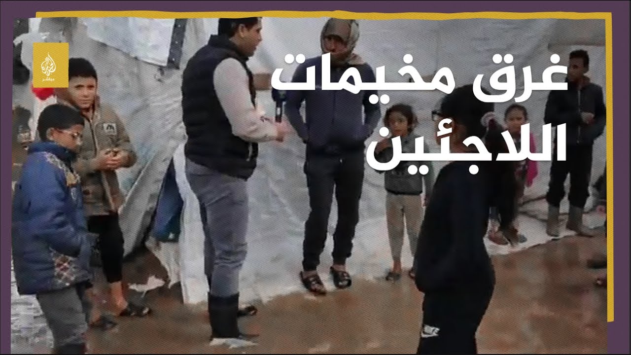 بعد غرق خيمته في مياه الأمطار والصرف.. لاجئ سوري: هاي عيشة بني آدمين؟