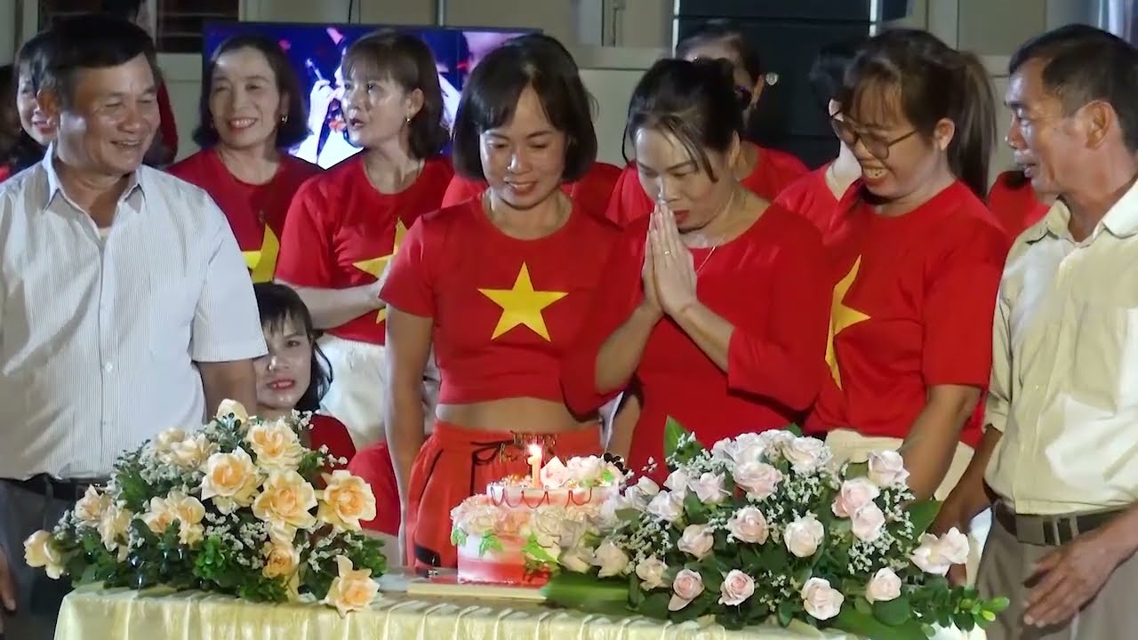 câu lạc bộ dân vũ thôn ích trang mừng sinh nhật