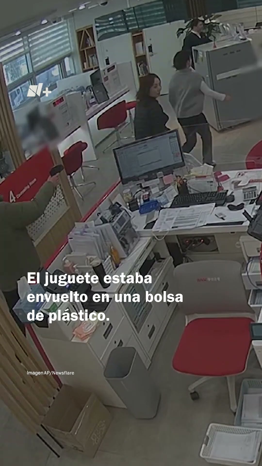 Intenta asaltar banco con pistola de agua #nmas #shorts #coreadelsur