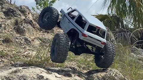 Axial Wraith Spawn rock crawling and water bashing w/ @IansRC1031 4x4 extreme off road