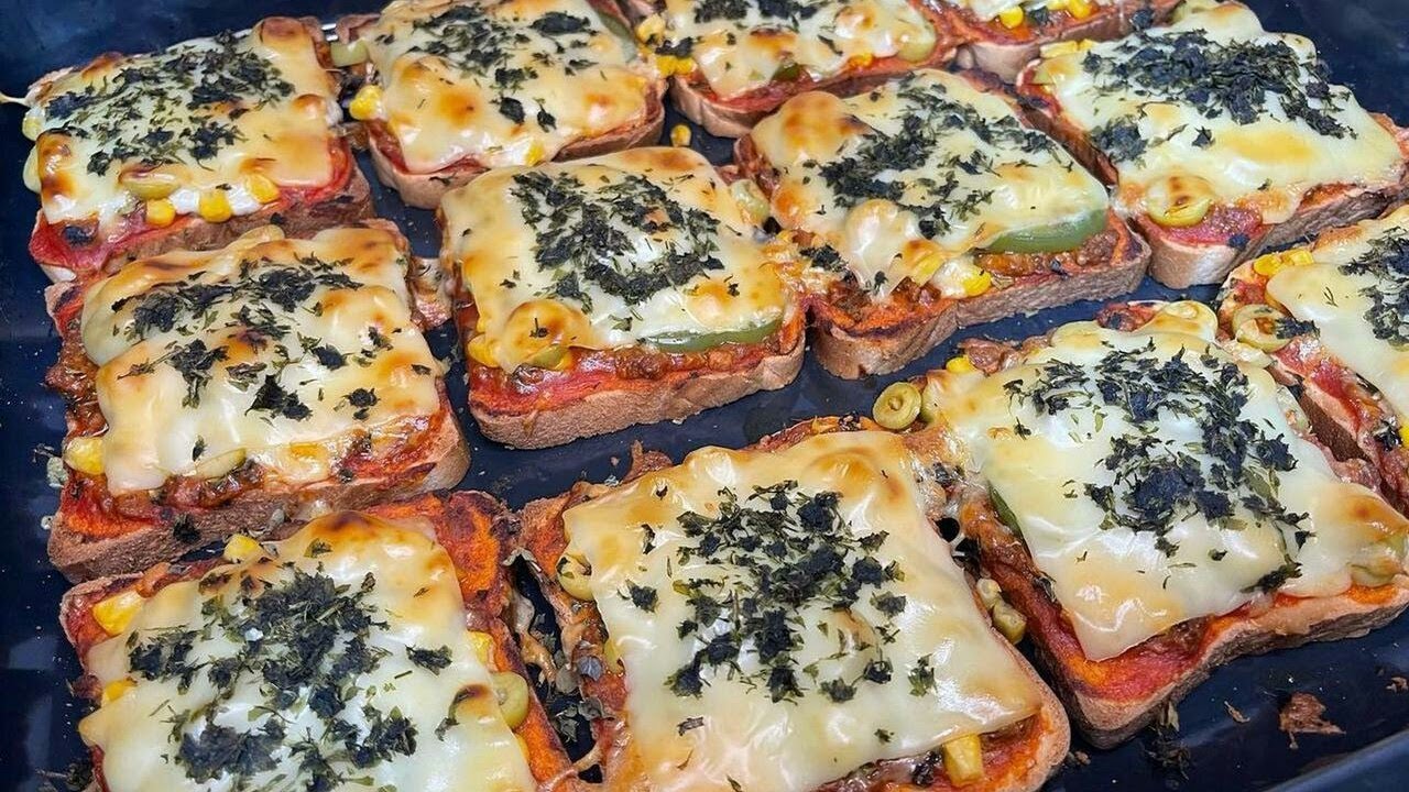 خبز توست على شكل بيتزا تتجي اكثر من رائعة  pizza toast