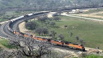 BNSF 5-locomotive mixed freighter climbs Tehachapi loop (7 of 9)