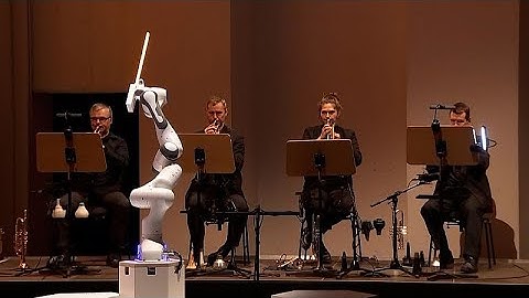 Besonderes Jubiläumskonzert: Roboter mit drei Armen dirigiert Dresdner Sinfoniker