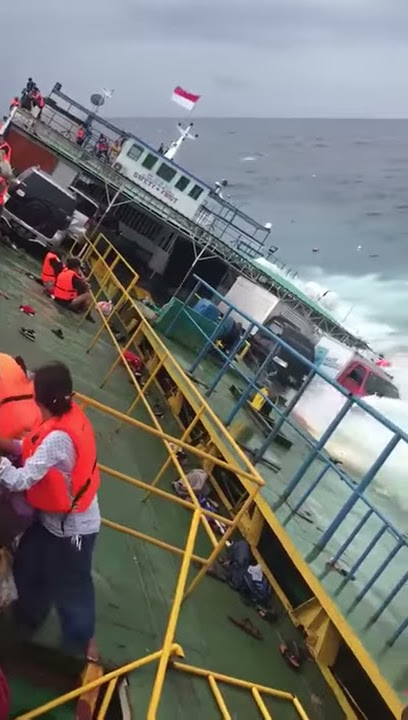 Viral kejadian kapal miring di pelabuhan gilimanuk tadi pagi...