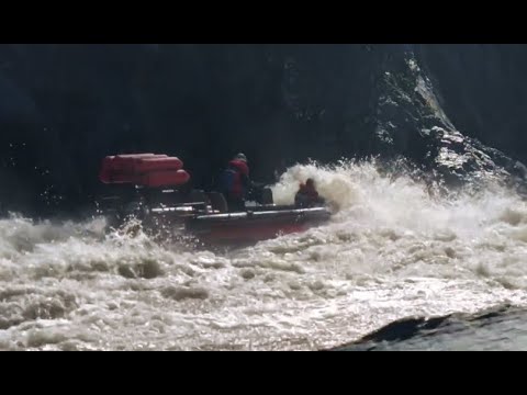 Адыгея, река Белая , гранитный каньон. Водомет в узком ущелье