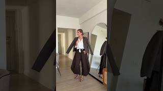 Camisa de Lino Blanca Anudada Con Pantalón Wide Leg Marrón Chocolate y Blazer Topo #outfitideas
