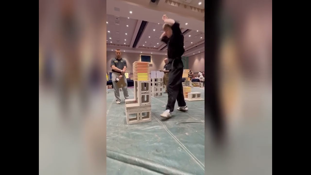 Чемпионат мира по боевым искусствам. Турнир по разбиванию досок руками в каратэ 