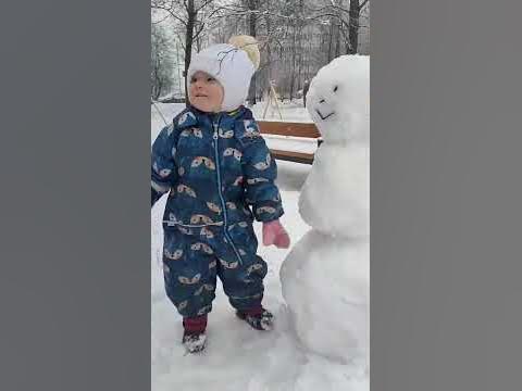 Дочка и снеговик🥰 Миланка нашла лучшего друга 🫣 #дети #baby #shortvideo ...