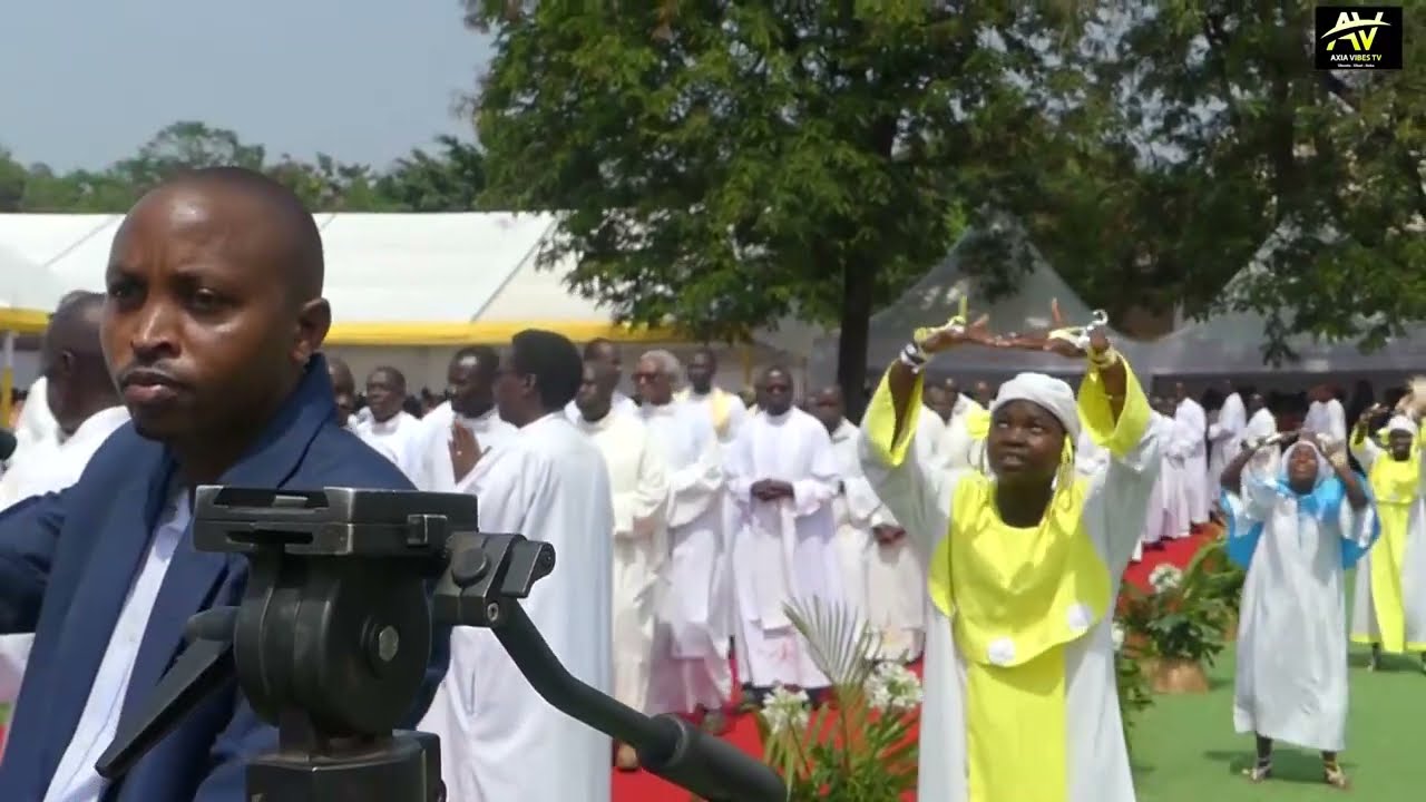 Urugendo rutangura inkuka ya misa mu birori vya Yubile ya 25 ans Musenyeri Banshimiyubusa Gerevasi