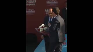 Ekrem İmamoğlu Kendisine Uzatılan Çiçeği Eşi Dilek İmamoğluna Verdi.