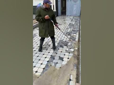 Чистка брусчатки - YouTube