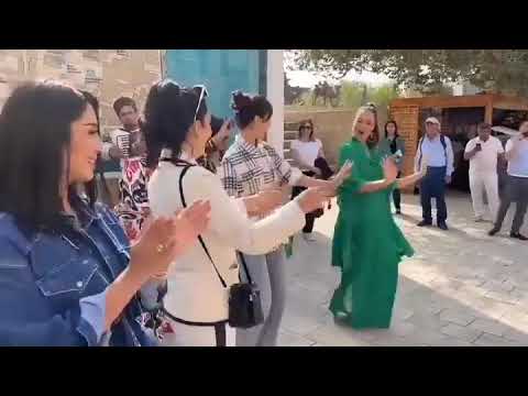 Özbekistan'da Film Festivaline Katılan Azra Akın Oynamalara Doyamadı!