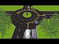 Движение в каких направлениях разрешено через круговой перекресток водителю белого автомобиля?