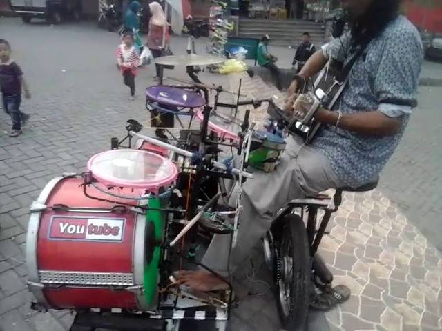 Pak ayub musisi dari kota panda.an pasuruan  trampil unik fantastis class=