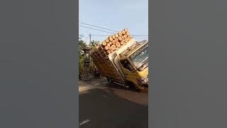 VIRAL Truk Muat Kayu Terguling