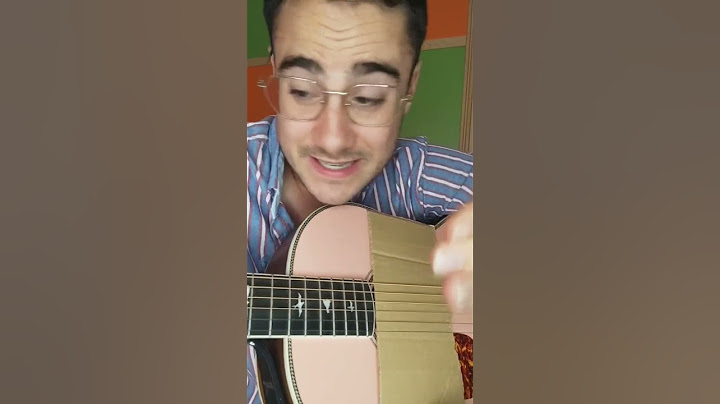 Increíble sonido de la guitarra si le pones cartón en la boca😱