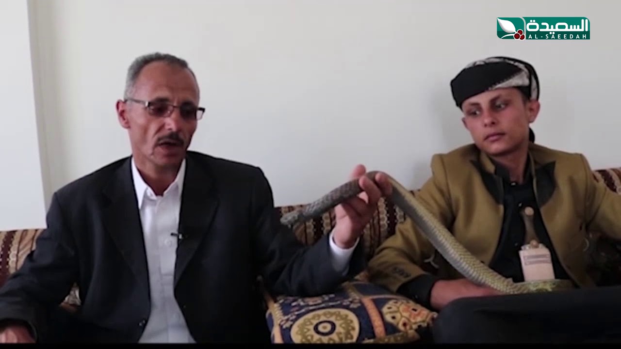 صائد الأفاعي سمير العباسي معلم تربوي بمهمة خطيرة