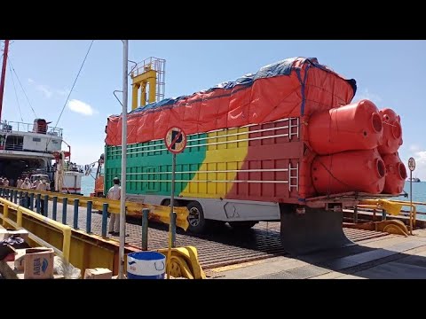 Proses truk ekspedisi  bus PO masuk kapal laut with 