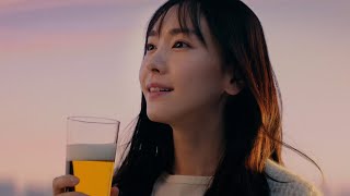 新垣結衣、一口飲んでホッ　リラックスした表情が可愛い！　「アサヒ生ビール」新CM「年末もおつかれ生です」編