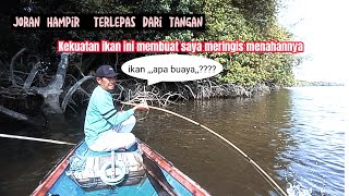 Di buat kaget,, tarikannya tiba tiba,,sampai meringis menahan joran bambu #mancing