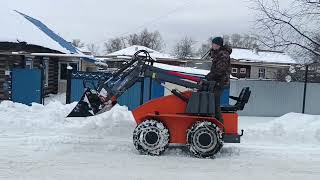 видео: Мини погрузчик АТ-350 картинка: Мини погрузчик АТ-350