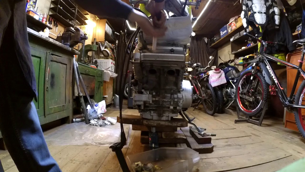 Как выкрутить из свечного колодца застрявший шланг компрессометра - YouTube