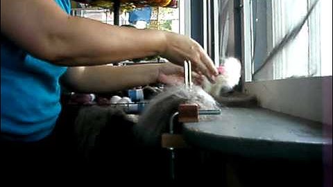 Wool Hackle part 1 - Lashing on - Yarn2Spin