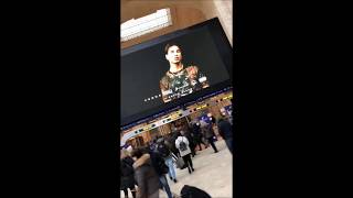 FAN DI TEDUA IN DELIRIO ALL' INSTORE  / PUBBLICITA' TEDUA MOWGLI IN STAZIONE A MILANO