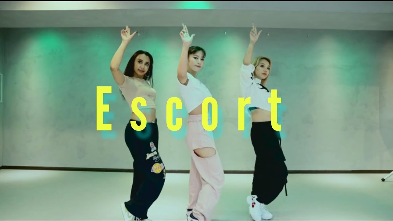 BananaLemon‐ 'Escort' Dance Practice video auf YouTube ansehen BananaLemon‐ 'Escort' Dance Practice video auf YouTube ansehen