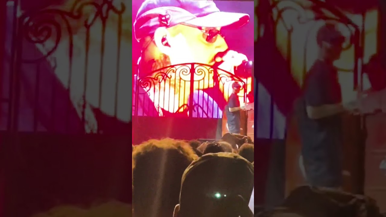 Lanciano un panino a Salmo e Noyz sul palco e loro si arrabbiano