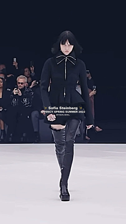 A model with rare walk #ytshorts #model #fashion #memes #status