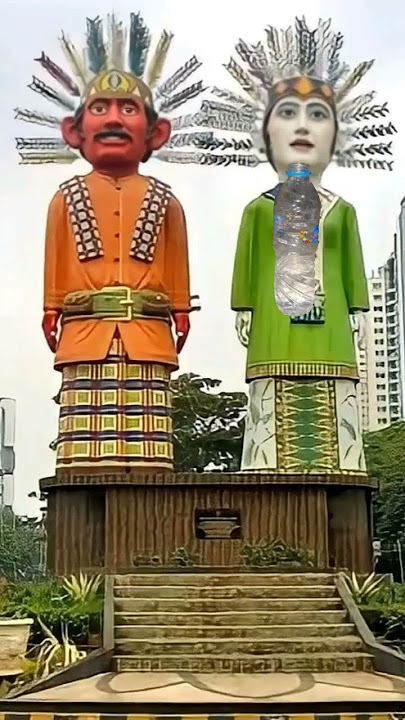 Video lucu dan kocak, bermain botol air sambil di sembur kepalanya patung ondel-ondel Kemayoran