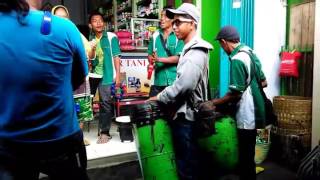 Emak Goyang Angklung