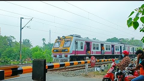 Purple Colour ICF EMU Howrah-Barddhaman Local Train Dangerous & Furious Moving Out At Railgate