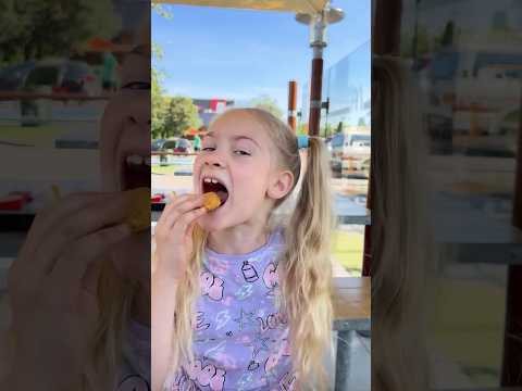 Как мои дети едят жареную курочку 😬😂🤪 #shorts