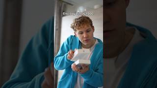 Thumbnail for Aaron gooit zijn telefoon weg?! 😳 Wat voor telefoon heb jij? 🤔📱