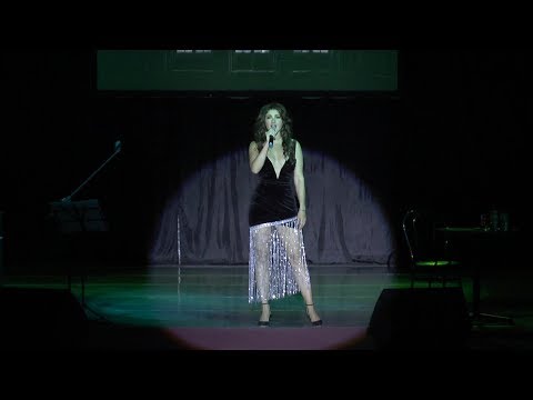 Video: Anastasiya Makeyeva Bo'yinbog'ining Tarkibini Ko'rpa-to'shakda Fotosessiyada Namoyish Etdi