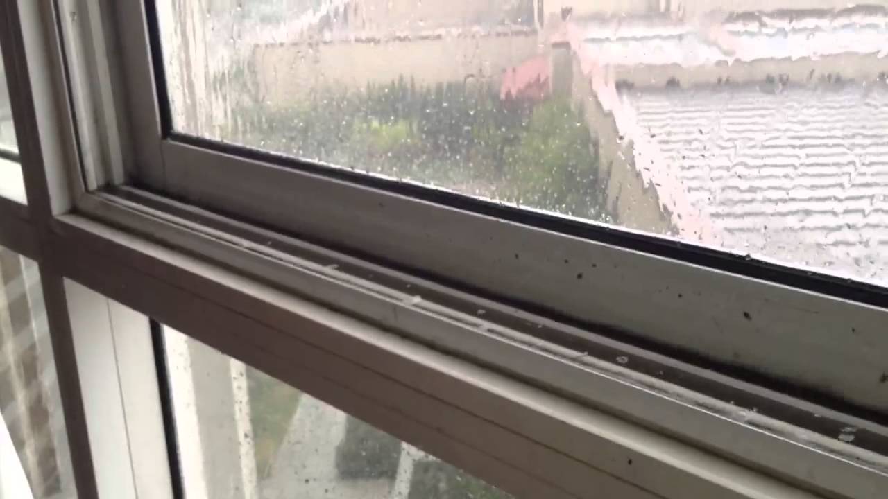 Zachtjes tikt de regen tegen het raam, van binnen - YouTube