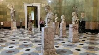 Jupiter Hall in the Hermitage, the largest vase in the world.