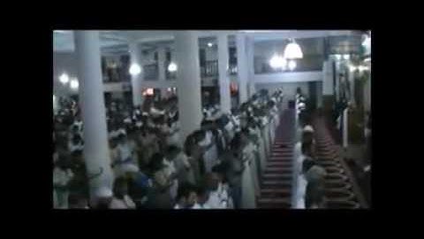 فضيلة الشيخ القارئ شيخ أبو بكر الشاطري يدخل الجزائر و يصلي المغرب و صوت خاااشع جداً !!!!!