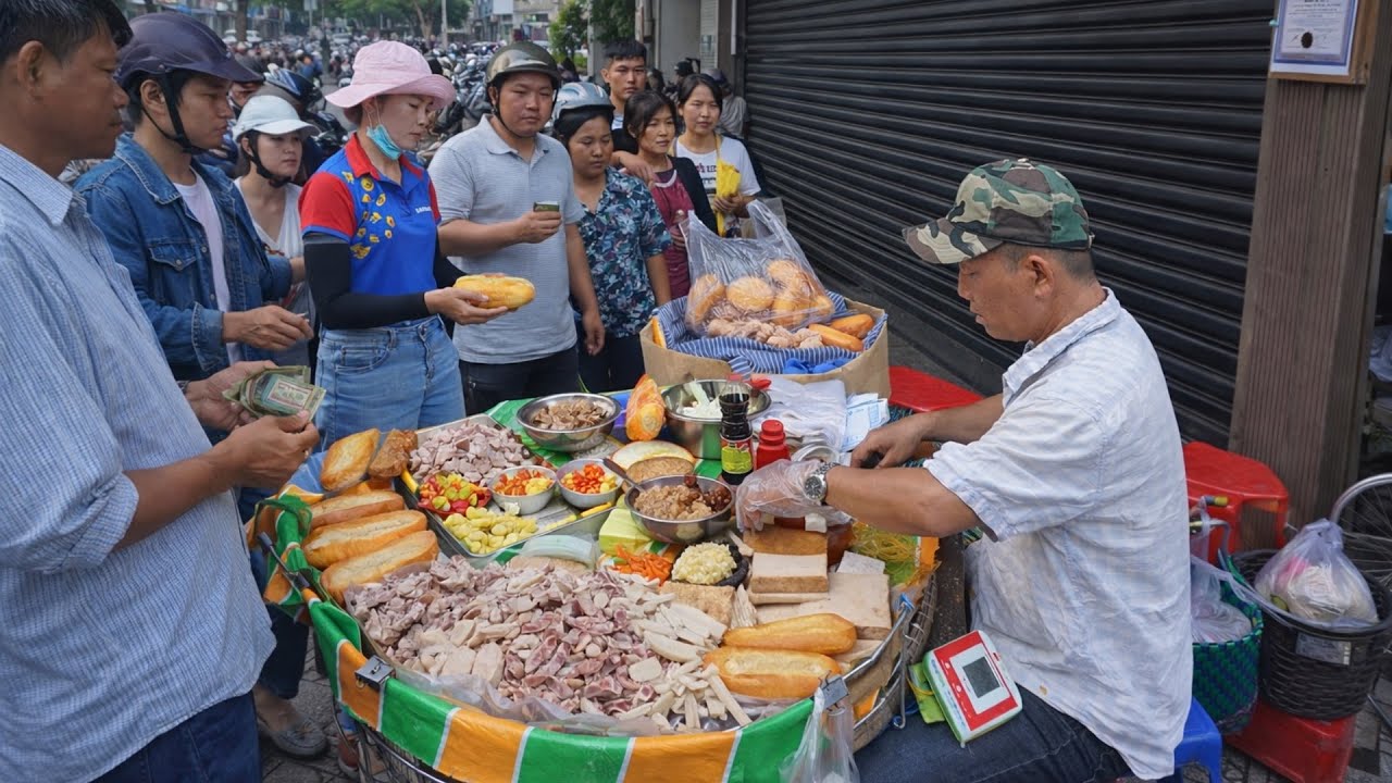 Mâm bánh mì chả bò 25k/ổ hơn 80 năm đông khách ở vỉa hè Sài Gòn