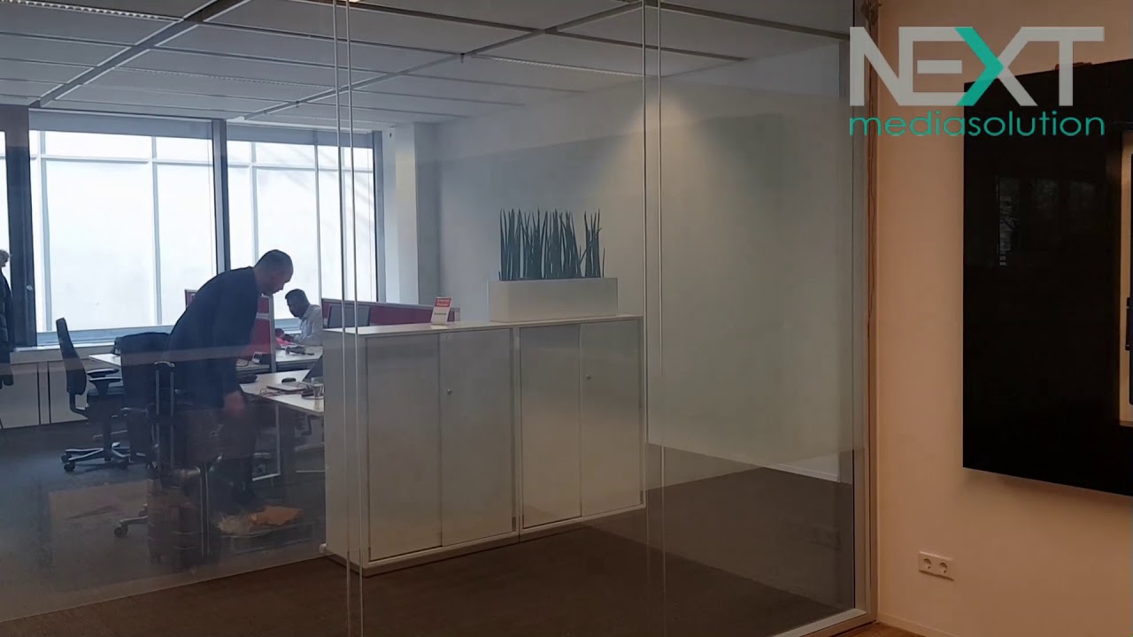 Schaltbare Folie in 3.4 Meter Breite auf einer Glastrennwand