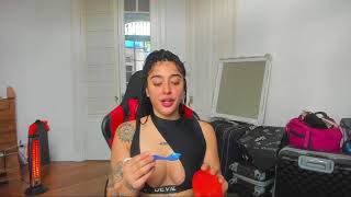 She Brushes Her Teeth On Stream