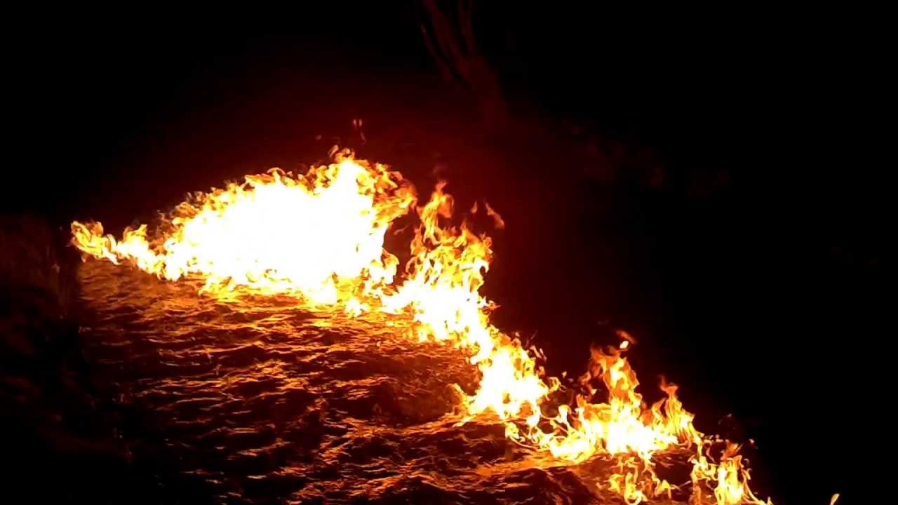 Масло вода горит. Топливо горит. Горение бензина. Горящий бензин. Горение огня.