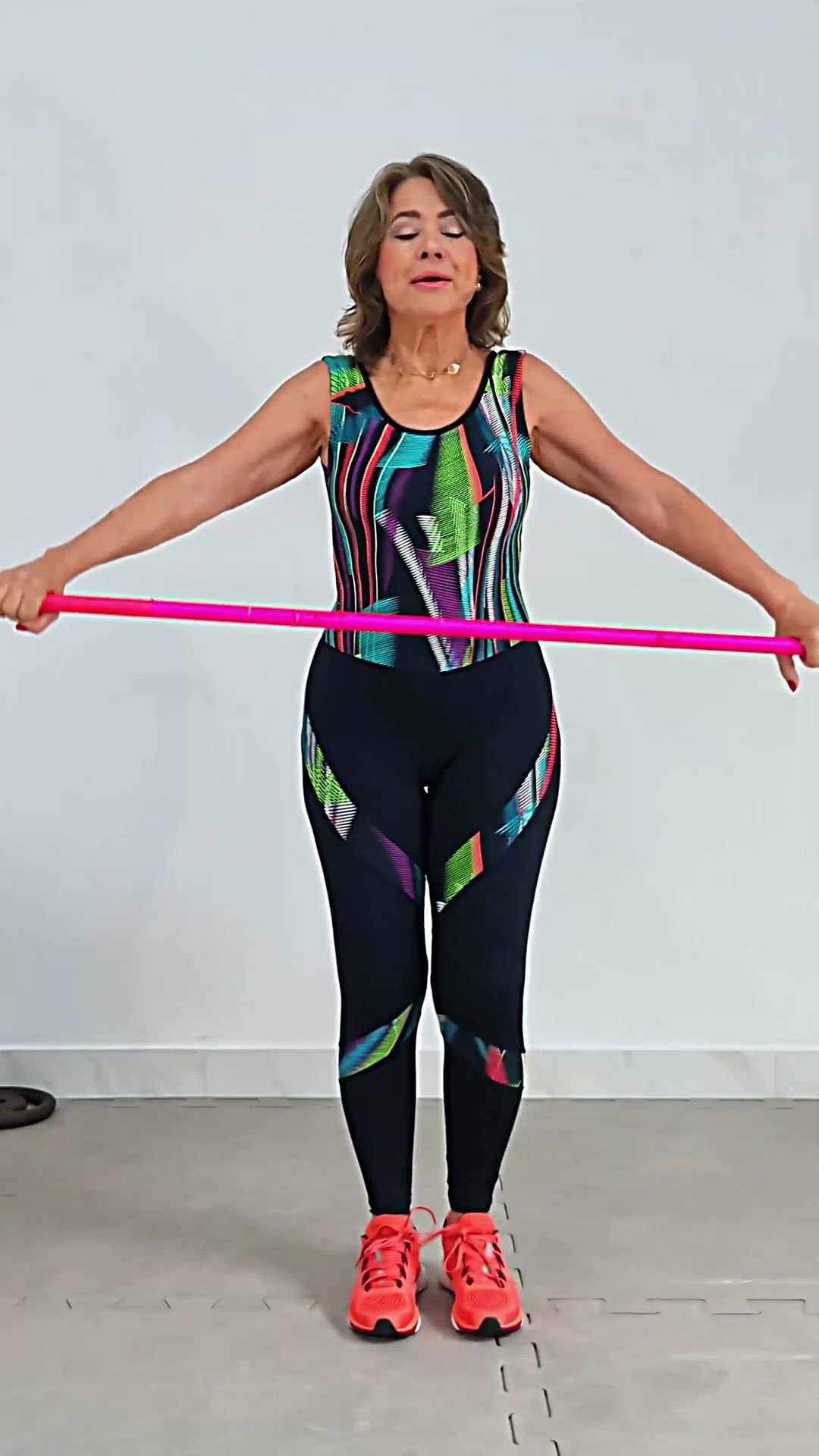 Parte 2  COMO PERDER BARRIGA COM EXERCÍCIOS EM PÉ PARA DEFINIR PERNAS E BUMBUM USANDO BASTÃO