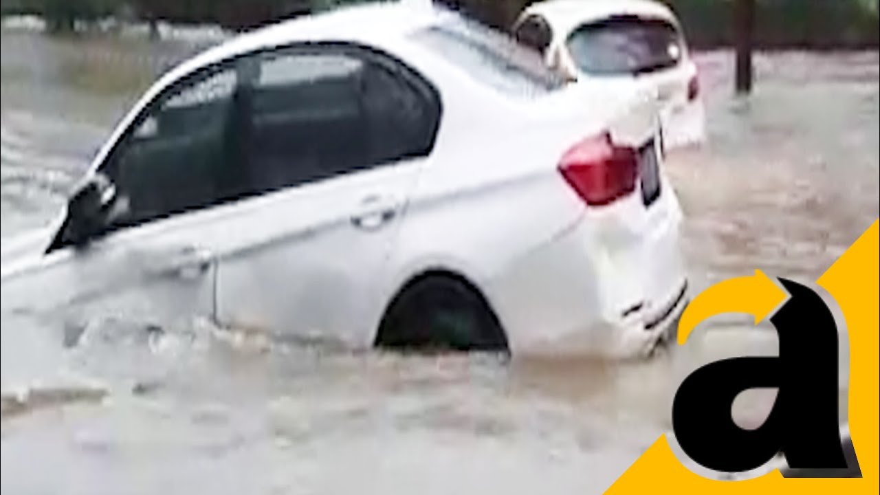  Mobil BMW Hanyut  Terbawa Arus Banjir di Serpong YouTube