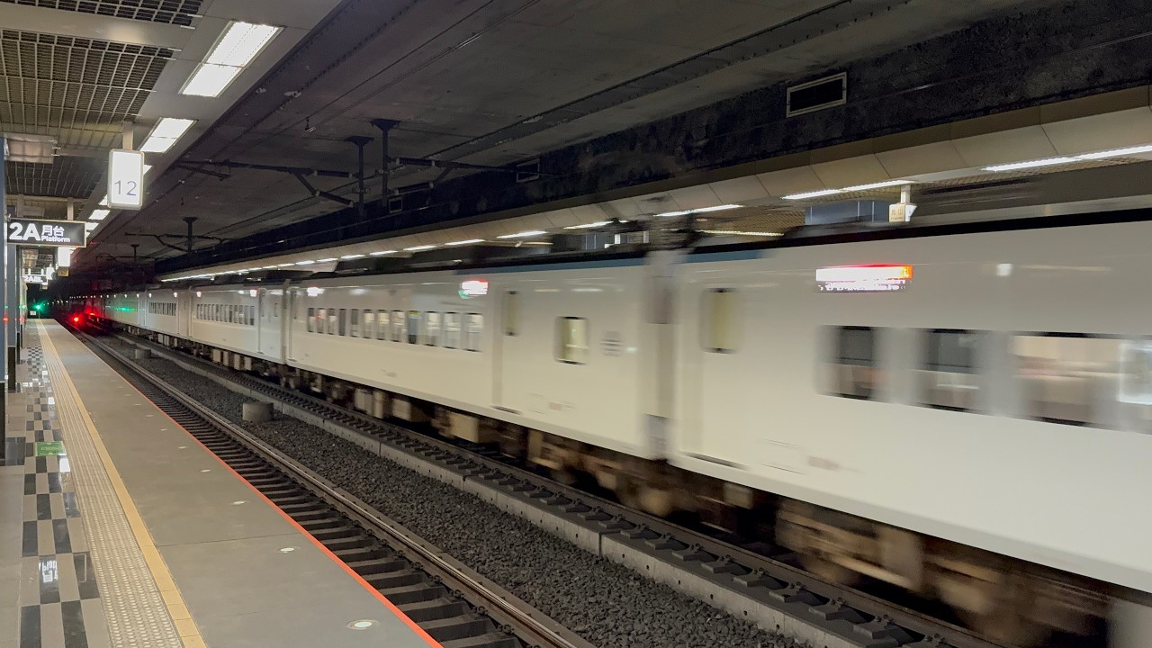 131次自強號(藍3000)、132次自強號(綠3000)鳳山站通過