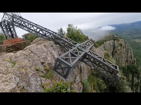 Hérault : la croix symbole du Pic Saint-Loup vandalisée et découpée, les premières images