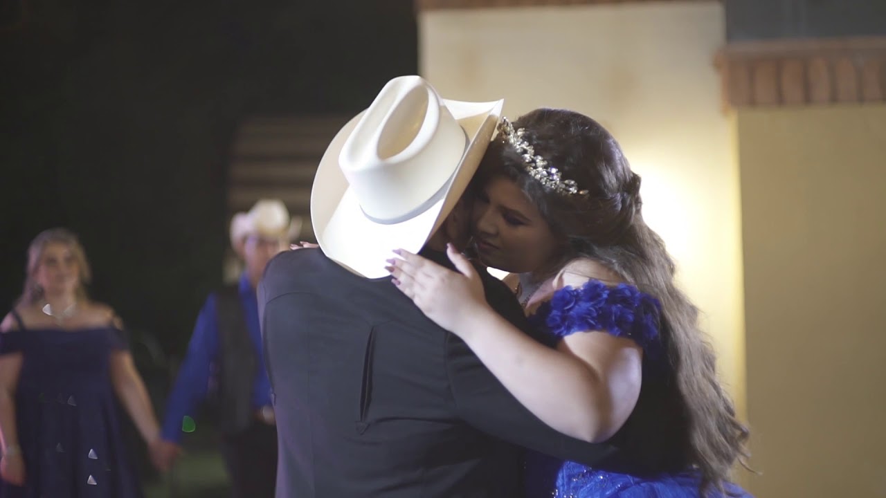 Papá le dedica una hermosa canción a su hija de 15 años. Papá le dedica una hermosa canción a su hija de 15 años.